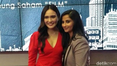 Pakai Baju Merah Mencolok, Shandy Aulia Datang ke BEI