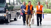 Mengenakan rompi KPK dan kemeja putih Wahid Husen tiba di Gedung KPK, Jakarta, Selasa (7/8/2018).