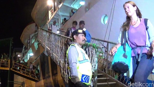 Mereka diangkut dengan kapal penumpang Binaiya. Sedangkan kedatangan rombongan kedua tiba pada Selasa (7/8/2018) dini hari sekitar pukul 01.00 Wita (Nandhang/detikTravel)