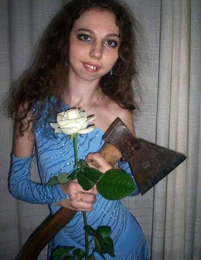 Untuk menarik perhatian pria, biasanya wanita berfoto cantik dengan pose elegan di aplikasi kencan. Meski tidak demikian, foto profil wanita ini berhasil mencuri atensi walau juga bikin takut mendekati di saat bersamaan. Foto: Imgur/alackofunderstanding