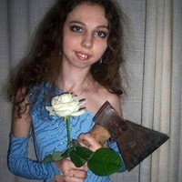 Untuk menarik perhatian pria, biasanya wanita berfoto cantik dengan pose elegan di aplikasi kencan. Meski tidak demikian, foto profil wanita ini berhasil mencuri atensi walau juga bikin takut mendekati di saat bersamaan. Foto: Imgur/alackofunderstanding