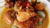 Yang ini lebih komplet lagi lauknya. Sate ayam, suundan semur telor, tinggal tambah kerupuk deh. Foto : Instagram @franciscapelangi