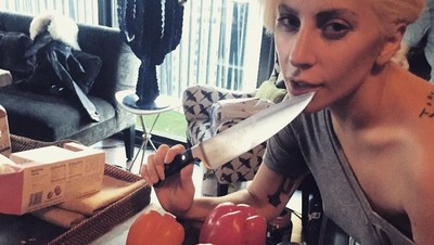 Aksi Keren Lady Gaga Saat Masak Ravioli hingga Beefsteak