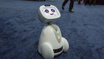 Buddy adalah robot lucu dengan kemampuan serba bisa. Robot ini dapat mengontrol smart home, merespon perintah suara, mengamankan rumah, memainkan musik, dan masih banyak lagi. (Foto: Josh Miller)