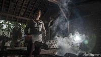 Proses pembuatan topeng kayu ini masih kental dengan unsur tradisional. Seluruh alat dan prosesnya dilakukan dengan tangan dan tak menggunakan mesin modern saat ini.