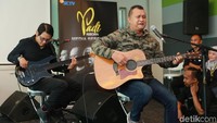 Ternyata selama vakum, Padi Reborn sudah mempersipakan sebuah film televisi dengan judul Menanti Sebuah Jawaban. Foto: Pool/Ismail/detikHOT