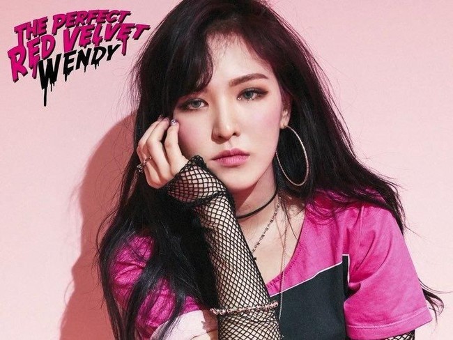 Wendy dikabarkan melakukan operasi pemotongan rahang agar wajahnya berbentuk V dan lebih feminin. Matanya juga telah dioperasi agar memiliki lipatan kelopak mata. Foto: istimewa