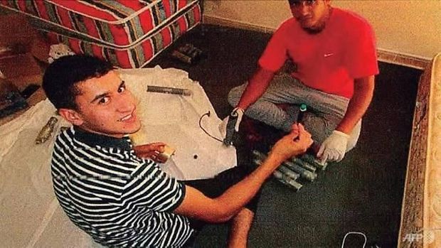 Younes Abouyaaqoub (kiri) sedang merakit peledak sebelum dia menabrakkan van ke kerumunan orang di Barcelona hingga menewaskan 13 orang, tahun lalu.