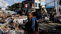 Sebuah toko rata dengan tanah. REUTERS/Beawiharta.