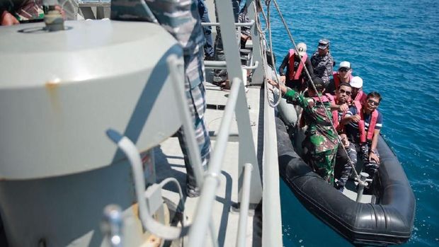 Proses evakuasi oleh Tim TCC Kemenpar bersama TNI dan Polri