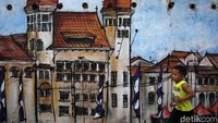 Mural-mural yang ada dapat menggambarkan kehidupan masyarakat tempo dulu seperti bermain petak umpet, menumpangi becak, serta pertunjukkan ondel-ondel.
