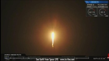 Tampak roket sudah berada di udara. Foto: YouTube/SpaceX