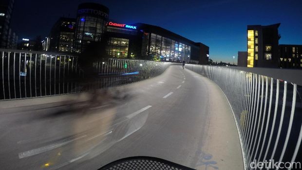 Jalur layang khusus sepeda di Kopenhagen, boleh juga nih dibikin di ibu kota yang baru nanti.