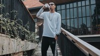 Minum air putih saja posenya kayak buat cover majalah. Foto: instagram @rayiputra26