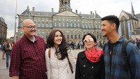 Keluarga Randi dikenal senang traveling bersama. Ini adalah potret Talita dan keluarga saat berlibur bersama. Foto: Dok. Instagram/talitawb