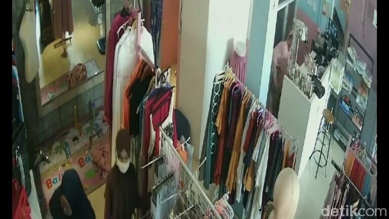 Aksi Ibu-Anak Curi Uang di Toko Baju Terciduk CCTV