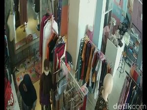 Aksi Ibu-Anak Curi Uang di Toko Baju Terciduk CCTV