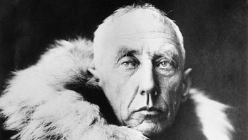 Roald Amundsen asal Norwegia tenar karena memimpin ekspedisi pertama yang berhasil melintasi Lintasan Barat Laut dengan perahu tahun 1905, dan tahun 1911, tim yang dipimpinnya menjadi kelompok pertama yang mencapai Kutub Selatan. Di 1928, ia dan 5 awak terbang ke Kutub Utara untuk menyelamatkan awak kapal udara Italia, yang jatuh dalam perjalanan pulang dari Kutub Utara. Awak Italia itu diselamatkan pihak lain,tapi Amundsen dan krunya tidak pernah kembali. Bagian pesawat Amundsen ditemukan, menunjukkan poesawatnya jatuh di Laut Barents. Foto: Dok. Getty Images