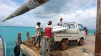 Perjalanan dimulai dari Jepara, menggunakan kapal ferry menuju Karimunjawa dan membutuhkan waktu selama dua jam. 