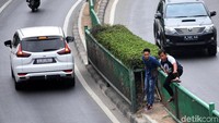 Lompat pagar pembatas.