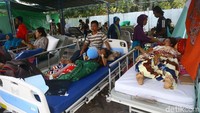 Sejumlah pasien mendapat perawatan di tenda darurat, Rabu (8/8/2018).