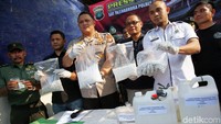 Polres Metro Jakarta Barat menggerebek sebuah rumah produksi sabu di daerah Tangerang, Banten.