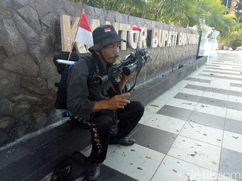 Mujiono jalan kaki peringati HUT RI/