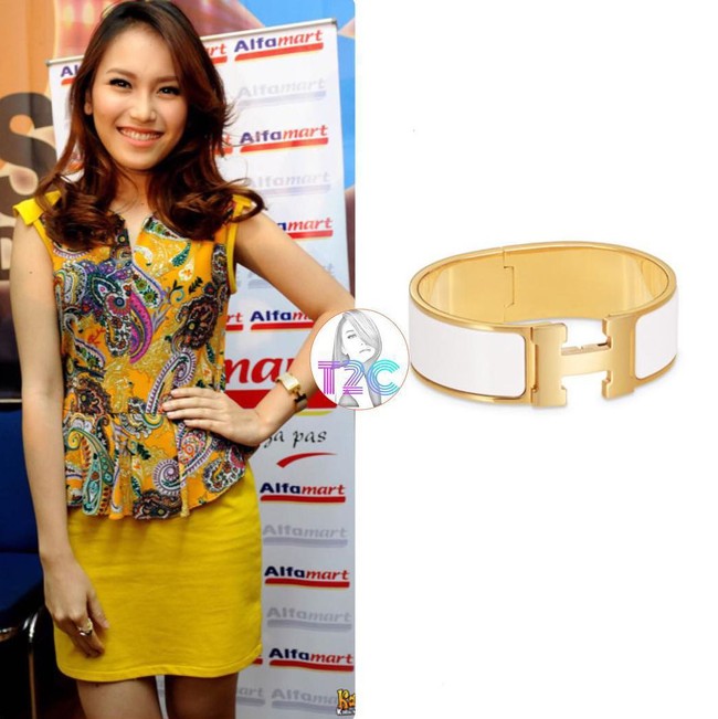 Ayu Ting Ting terlihat memakai gelang dari brand Hermes saat peluncuran albumnya pada 2012. Dia memakai gelang Hermes seri Clic Clac H Bracelet seharga US$ 660 atau sekitar Rp 9,5 juta. Foto: Instagram @tingtingcloset