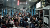 Perluasan sistem ganjil genap di beberapa ruas jalan di Jakarta mulai berlaku efektif sejak awal bulan Agustus 2018. Para pengguna jalan yang biasanya menggunakan kendaraan pribadi pun memilih untuk menggunakan transportasi umum untuk menghindari ganjil genap.
