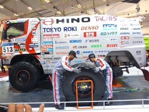 GIIAS 2018: Gila! Ban Truk untuk Reli Dakar Ini Beratnya 150 Kg