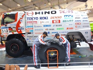 GIIAS 2018: Gila! Ban Truk untuk Reli Dakar Ini Beratnya 150 Kg