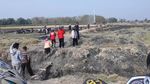 Antusiasnya Warga Tonton Semburan Air Pasir Puluhan Meter