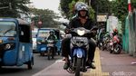 Duh, Pemotor Masih Saja Nekat Terobos Trotoar