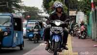 Padahal trotoar dilokasi ini belum lama diperbaiki.
