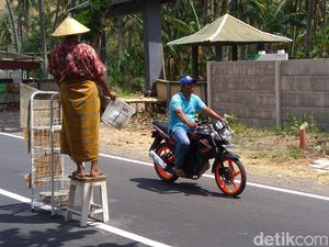 Belum Dapat Bantuan, Korban Gempa Lombok Minta Sumbangan di Jalan