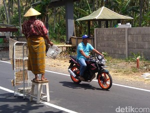 Belum Dapat Bantuan, Korban Gempa Lombok Minta Sumbangan di Jalan