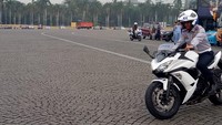 Gubernur DKI Jakarta Anies Baswedan memimpin apel kesiapan Dishub DKI menyambut Asian Games. Anies sempat menjajal tiga motor ber-cc besar yang biasa dikendarai petugas.
