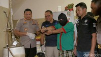 Tersangka diminta untuk memberikan keterangan terkait alat-alat yang ditemukan di dalam pabrik pembuatan sabu rumahan tersebut. Pabrik itu diketahui sudah beroperasi sejak 2017 lalu. Sabu pun diedarkan di kawasan Tangerang dan Jakarta.