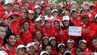 Presiden Jokowi juga sempat berfoto bersama sejumlah atlet.