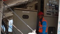 Saat ini, PLN fokus untuk memperbaiki jaringan distribusi 20 kV dan memulihkan listrik pada fasilitas layanan publik seperti rumah sakit, tempat penampungan pengungsi, instalasi air bersih, dan kantor pemerintahan daerah setempat. Dian/Humas PLN Pusat.