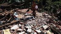 Rumah-rumah ini rata dengan tanah. REUTERS/Beawiharta.