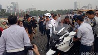 Anies tetap tersenyum. Dia kemudian berganti motor, kali ini motor yang dikendarai bergaya trail. Motor tersebut memiliki tenaga 1.250 cc. Berbeda dengan motor pertama, Anies terlihat cukup nyaman dengan motor bergaya trail tersebut.