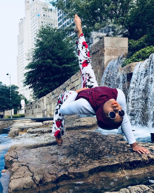 Hijabers asal Afrika, Wafa Osman mengunggah foto-foto yang tak biasa. Jika biasanya hijabers berpose feminin nan elegan, maka hijabers ini berpose sambil jungkir balik. Foto: Instagram/wafa_s_osman