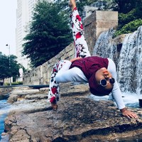 Hijabers asal Afrika, Wafa Osman mengunggah foto-foto yang tak biasa. Jika biasanya hijabers berpose feminin nan elegan, maka hijabers ini berpose sambil jungkir balik. Foto: Instagram/wafa_s_osman