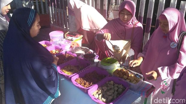 Tiap Jumat, Warung ini Beri Sarapan Gratis untuk Kaum Duafa