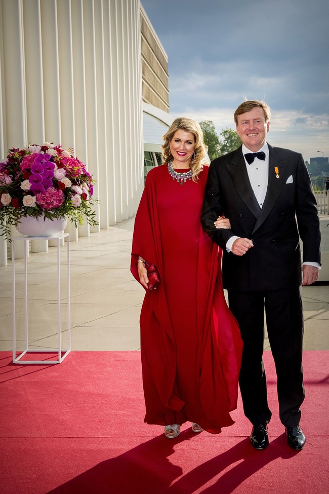 Gaun merah dramatis dengan lengan batwing seolah mengukuhkan kehadirannya sebagai seorang ratu ketika berkunjung ke Luxembourg. Foto: Getty Images