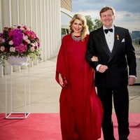 Gaun merah dramatis dengan lengan batwing seolah mengukuhkan kehadirannya sebagai seorang ratu ketika berkunjung ke Luxembourg. Foto: Getty Images