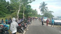 Bahkan kini tempat itu bak tempat wisata karena banyaknya warga yang penasaran dan ingin melihat lokasi secara langsung. 