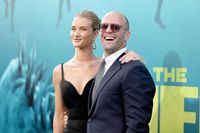 Curhat Rosie Huntington-Whiteley yang Bobotnya Naik 24 Kg Setelah Lahiran