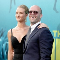 Lama tak muncul bersama menyusul kelahiran anak mereka, aktor Jason Statham dan tunangannya, model Rosie Huntington-Whiteley, menunjukkan batang hidung di karpet merah premier film The Meg di Hollywood, California, AS, baru-baru ini. (Foto: Getty Images)